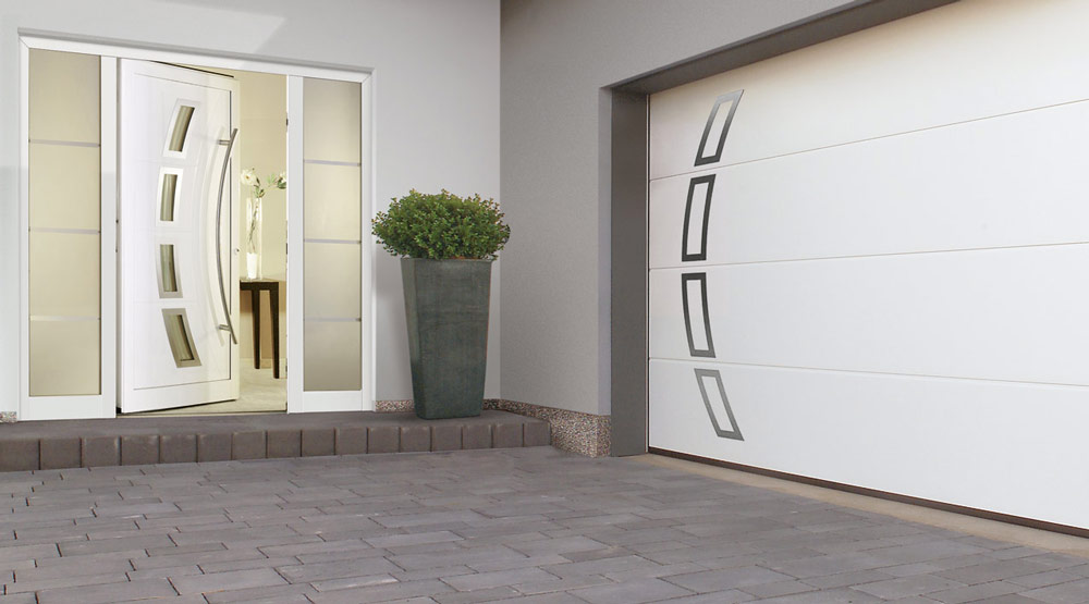 Porte de garage : Porte de garage motorisée blanche et porte d'entrée avec deux parties vitrées latérales