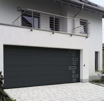 Porte de garage : Porte de garage sectionnelle motorisée avec carreaux vitrées