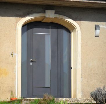 Portes d'entrée : Porte aluminium sur-mesure sous arche